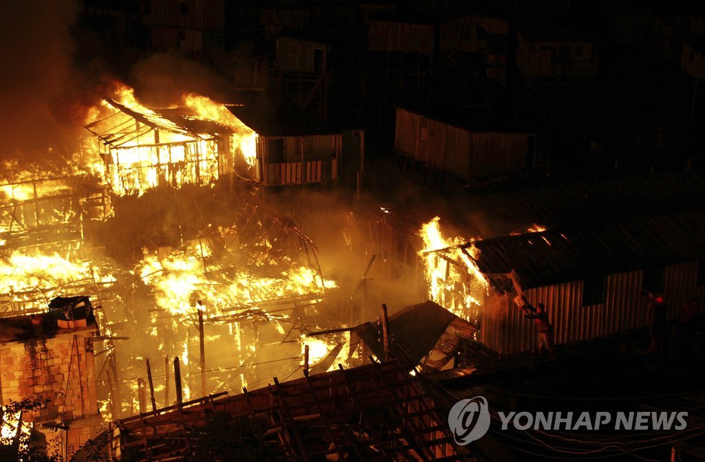 브라질 북부 주택가 화재 현장…"목조 건물 최소 600채 전소"