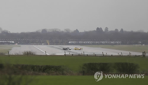 '드론 출현'에 폐쇄된 영국 개트윅 공항 활주로