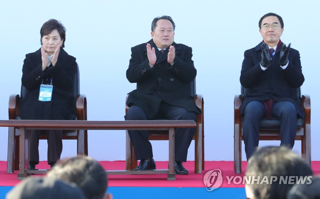 박수 치는 남북측 인사들