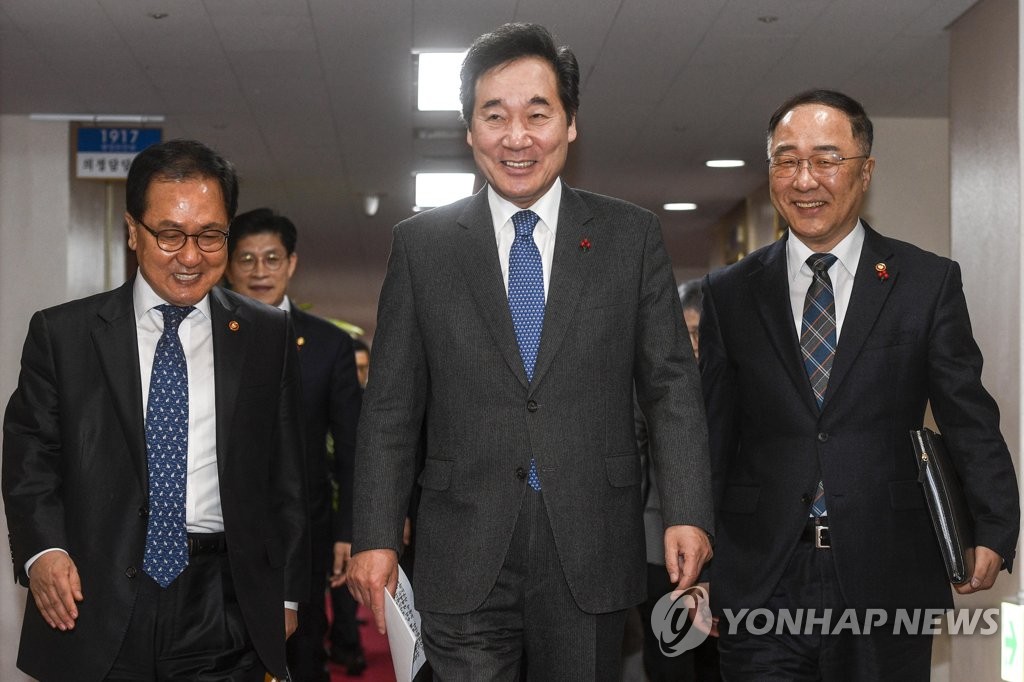 국무회의 향하는 이낙연 총리