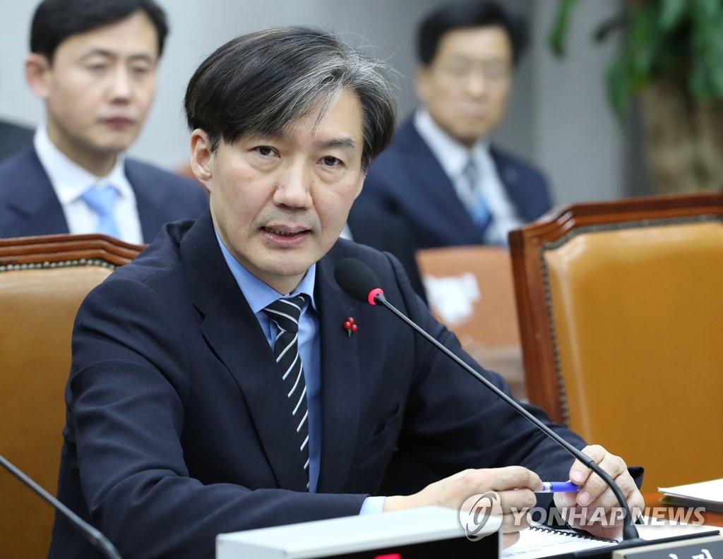 답변하는 조국 민정수석