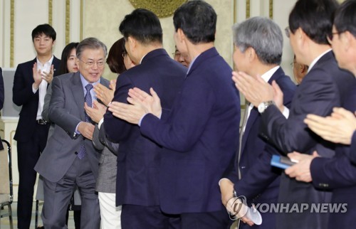 중소ㆍ벤처 기업인과 인사하는 문 대통령