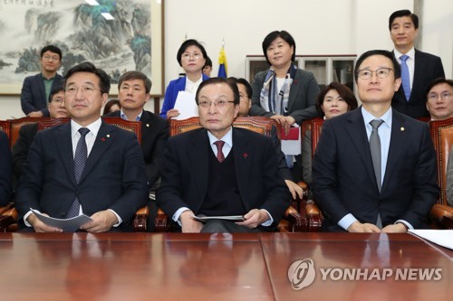 대통령 기자회견 지켜보는 이해찬, 홍영표