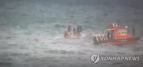 통영 욕지도 해상서 낚시어선 전복…구조 중