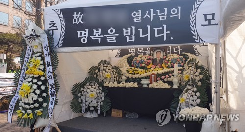 국회 앞에 설치된 '분신 택시기사' 분향소