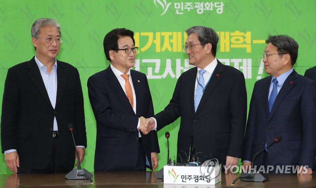 악수하는 정동영 대표와 노영민 비서실장