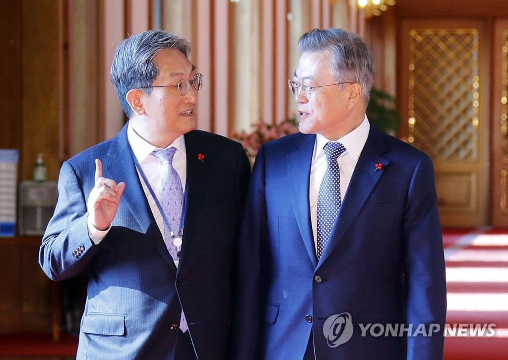 Moon con el nuevo jefe de personal Moon con el nuevo jefe de personal