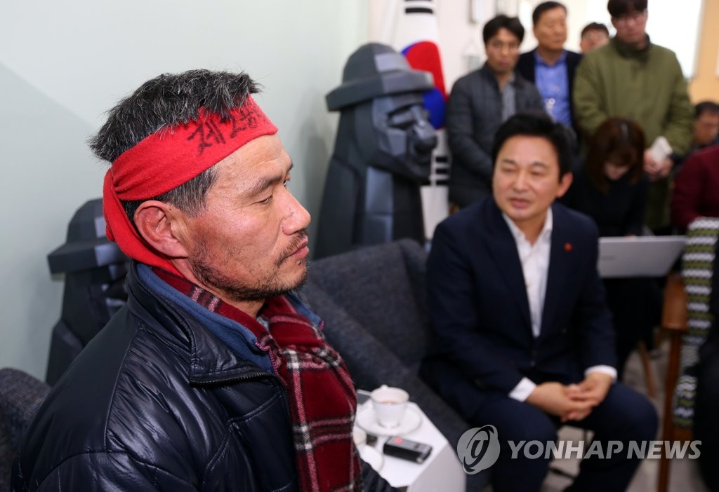 굳은 표정의 김경배씨