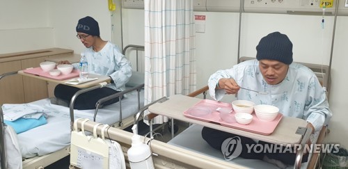 단식 종료 후 첫 식사하는 파인텍지회 홍기탁·박준호
