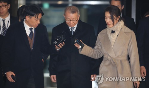 고개 숙인 양승태 전 대법원장