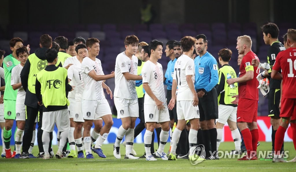 심판과 인사하는 김민재