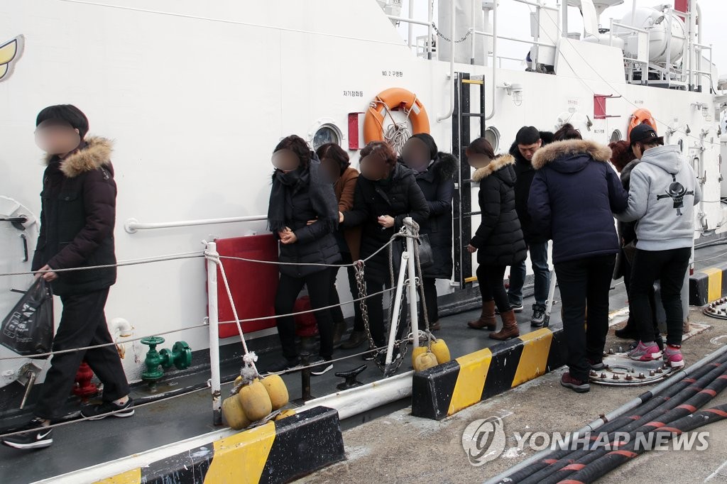 애타는 실종자 가족…통영 사고 해역으로