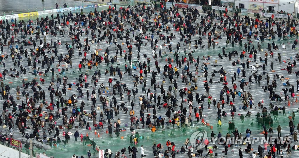 화천산천어축제장 강태공