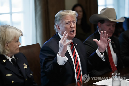 '국경 안보와 안전한 공동체 회의' 주재하는 트럼프