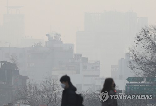 마스크를 쓴 남과 여