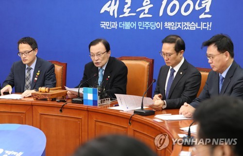 최고위원회의에서 발언하는 이해찬