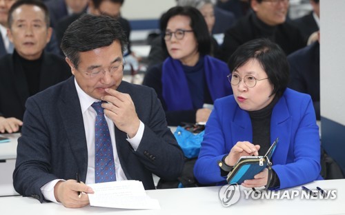얘기하는 윤호중 사무총장과 김현 사무부총장