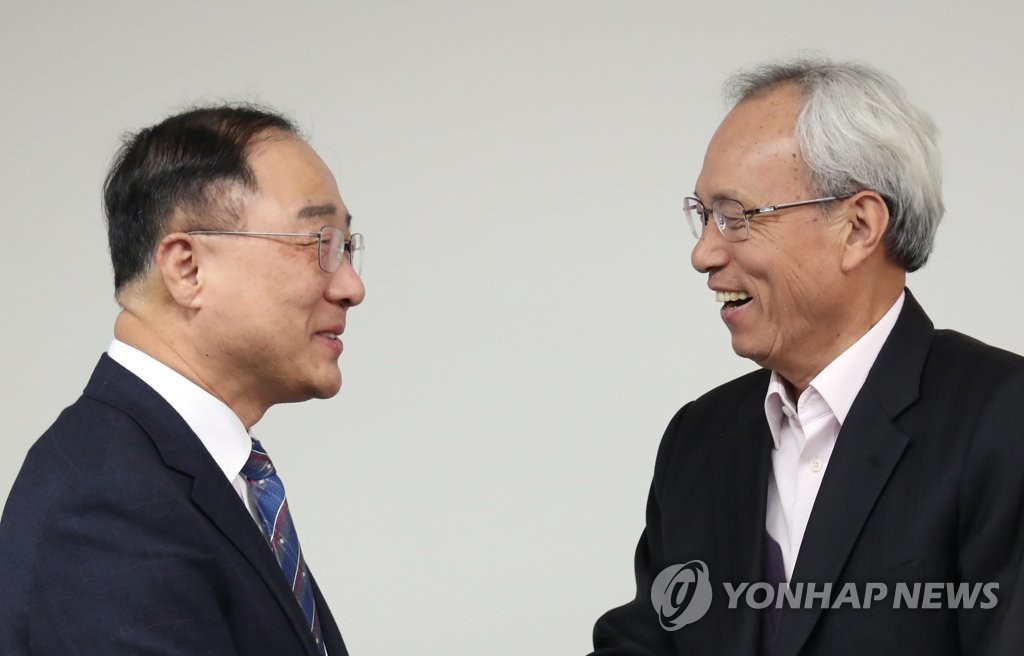 문성현 위원장과 대화하는 홍남기 부총리
