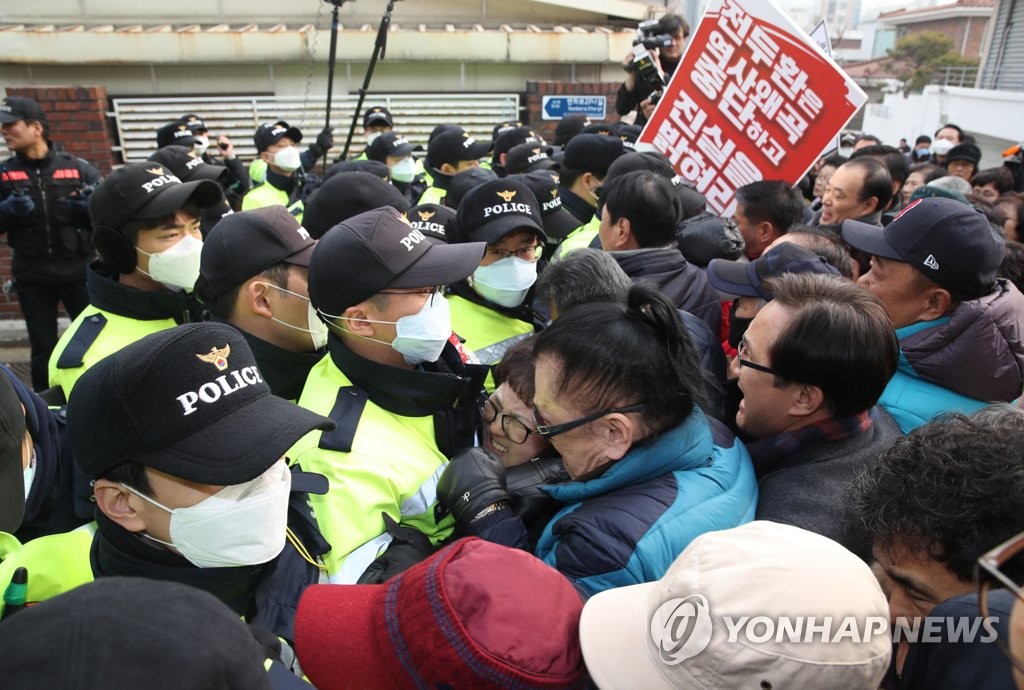 전두환 자택으로 간 5·18 관련 3단체 "경찰은 뒤로 물러라"