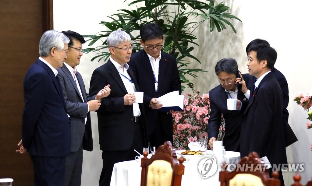 얘기 나누는 신임 참모진
