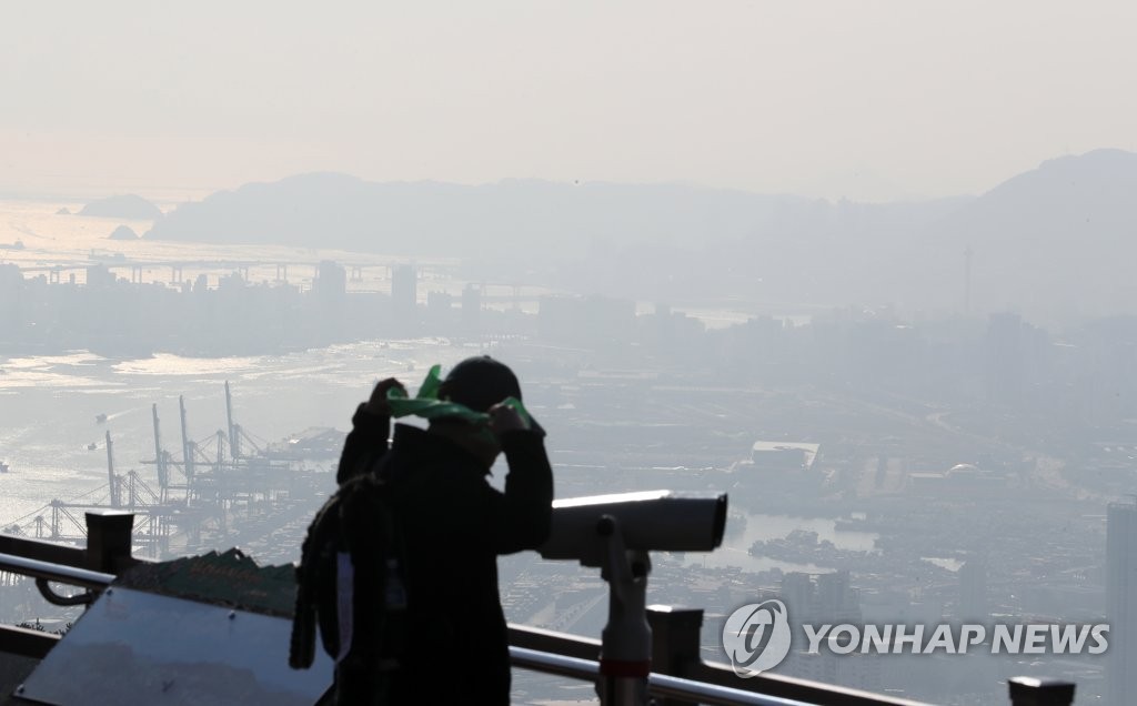 잿빛으로 변한 부산항
