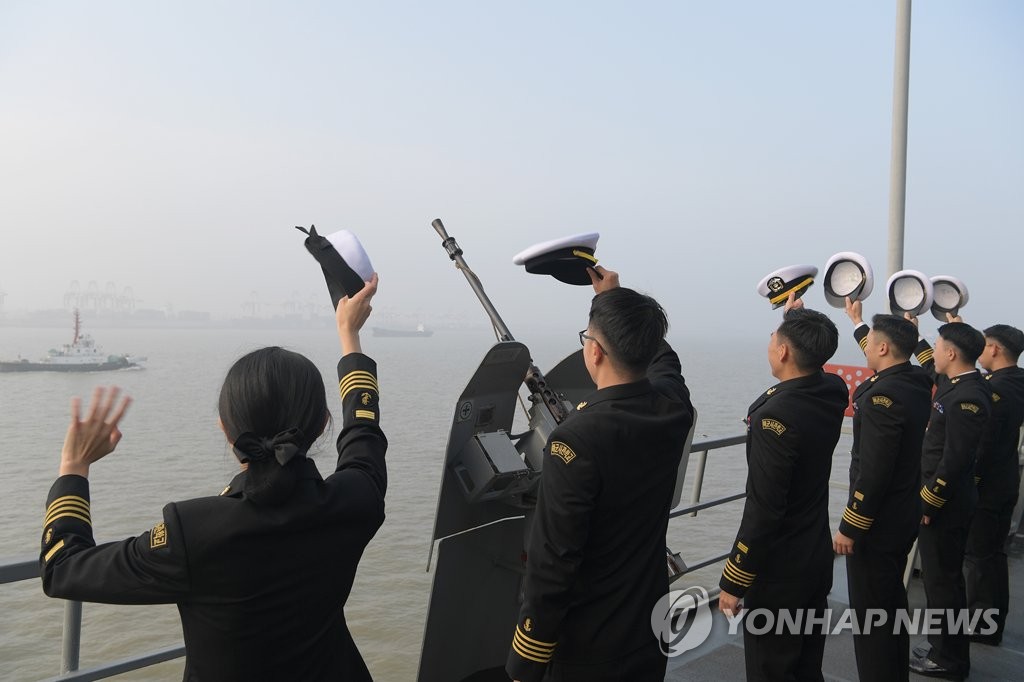 '해군 순항훈련전단 상하이 입항 중'