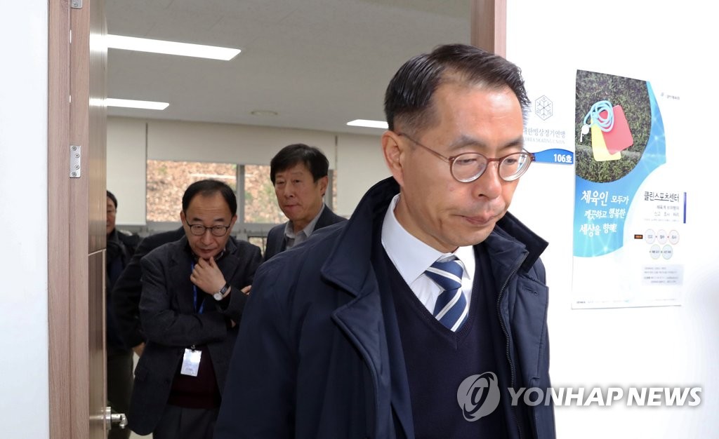 회의실 향하는 김영규 위원장