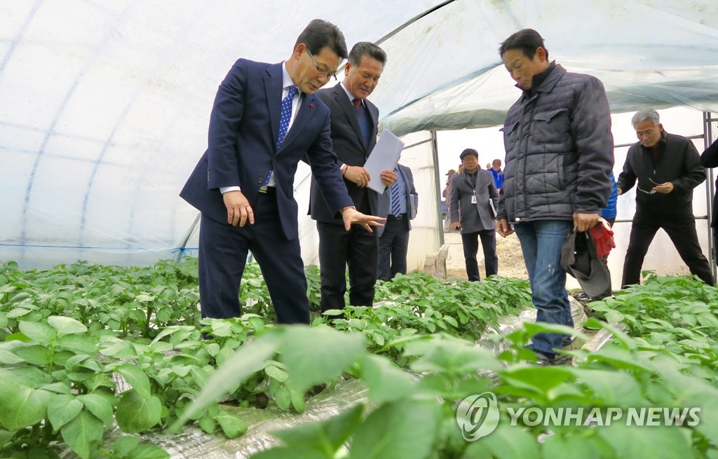 지역 농가 찾은 권익현 부안군수