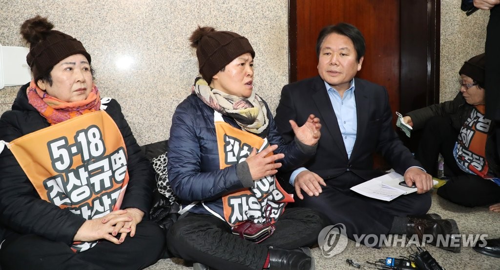 정양석과 대화하는 5·18 민주화운동 희생자·부상자 가족들