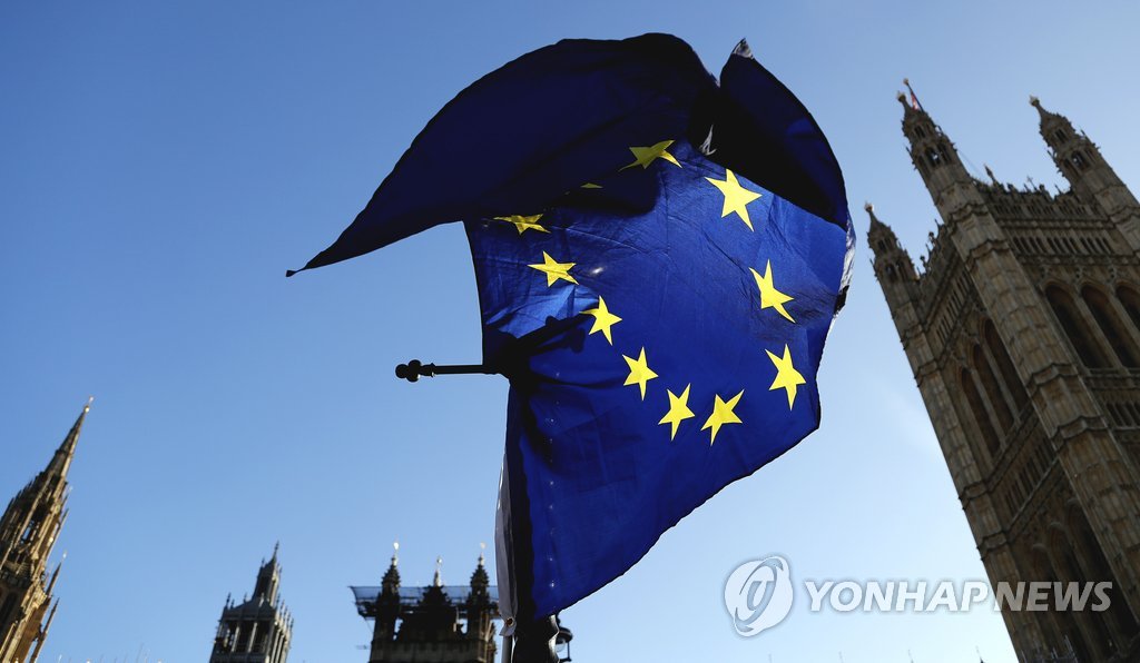 英 브렉시트 투표 'D-1'…의사당 앞에서 펄럭이는 EU기