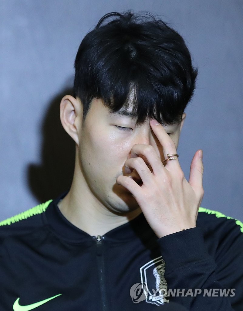 생각에 잠긴 손흥민