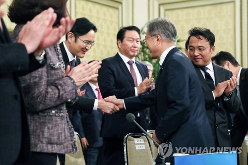 문 대통령, 이재용 삼성전자 부회장과 악수