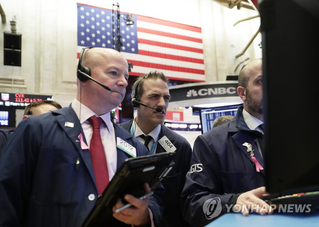 모니터 지켜보는 NYSE 트레이더…뉴욕 다우지수 0.59% 상승 마감