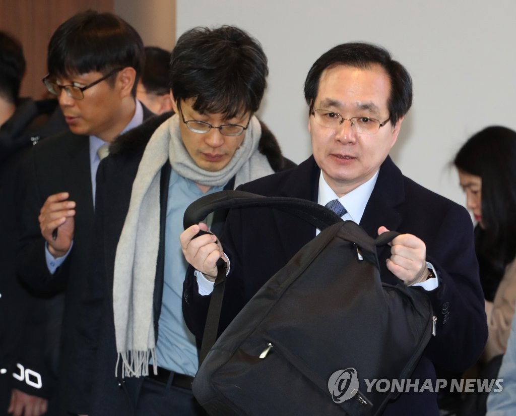 회의장으로 입장하는 류장수 위원장