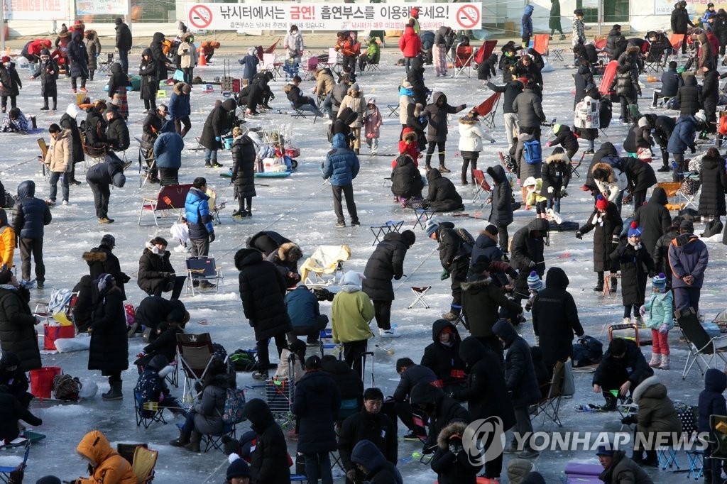 얼음벌판 가득 메운 강태공들