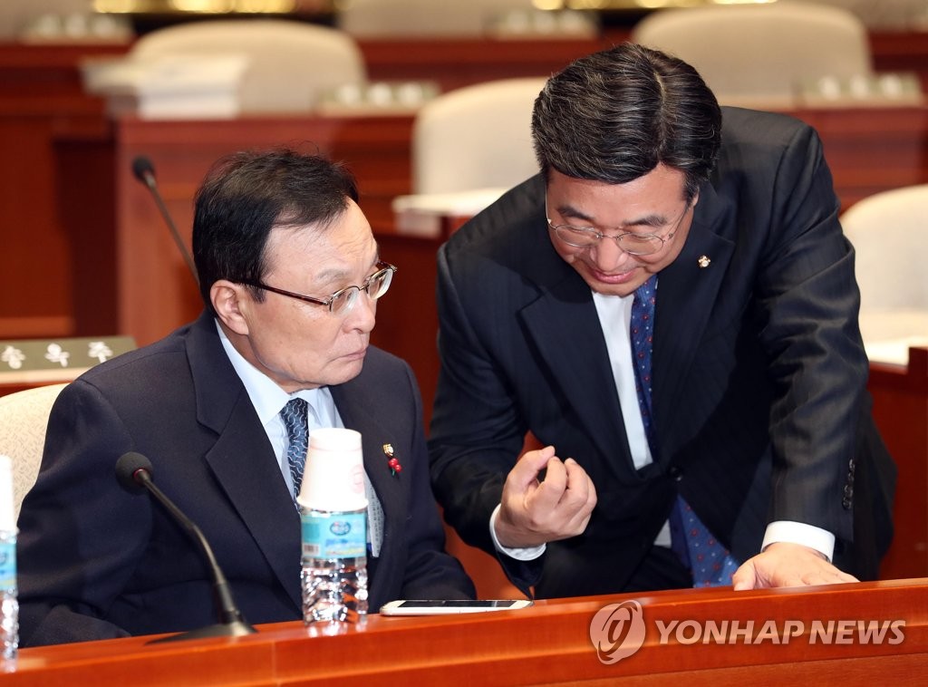 얘기하는 이해찬 대표와 윤호중 사무총장