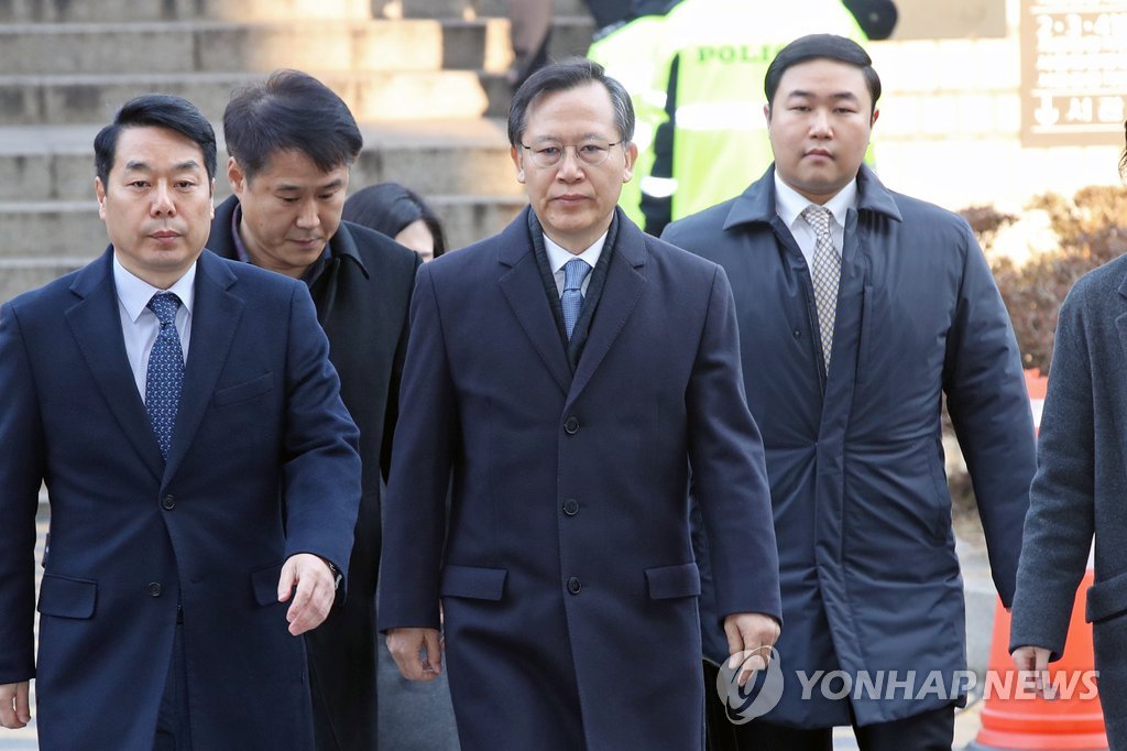 굳은 얼굴의 박병대 전 대법관