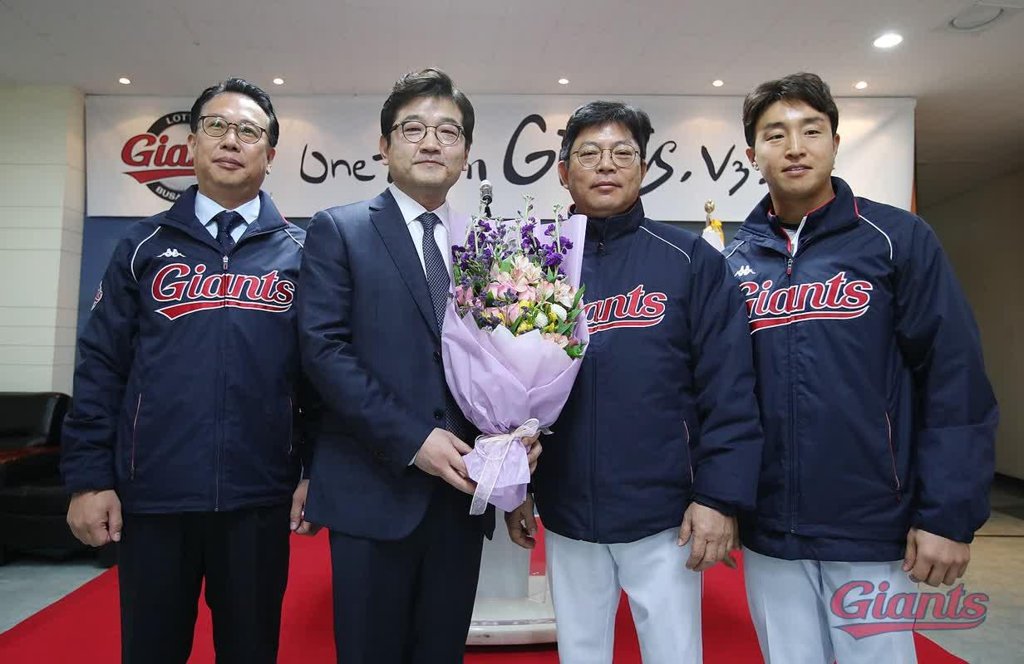 왼쪽부터 이윤원 단장, 김종인 대표, 양상문 감독, 주장 손아섭