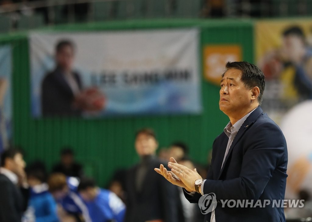박수치는 추일승 감독