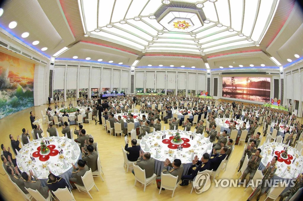 김정은, 북한 건군절 경축연회 참석