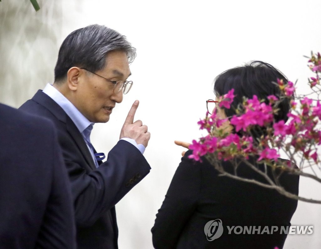 얘기 나누는 노영민 비서실장과 조현옥 인사수석