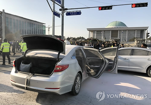 국회 앞 택시기사 분신 시도