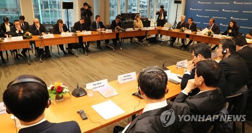 한반도 전문가 초청 간담회에서 발언하는 문 의장