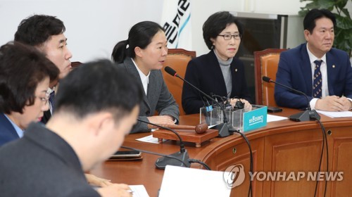 원내대책회의에서 발언하는 권은희 정책위의장