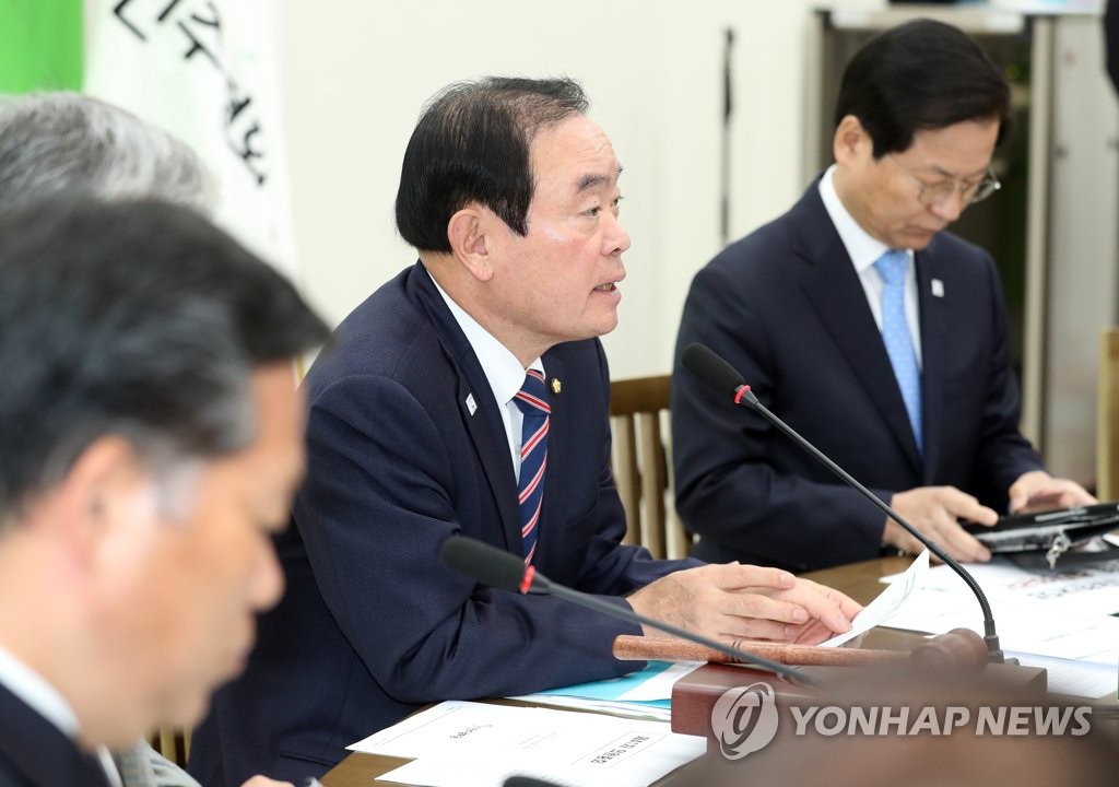 의원총회에서 발언하는 장병완 원내대표