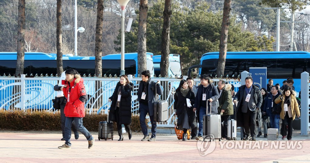 남북출입사무소 도착한 새해맞이 연대모임