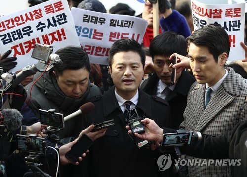 취재진 질문에 답하는 김태우 전 수사관