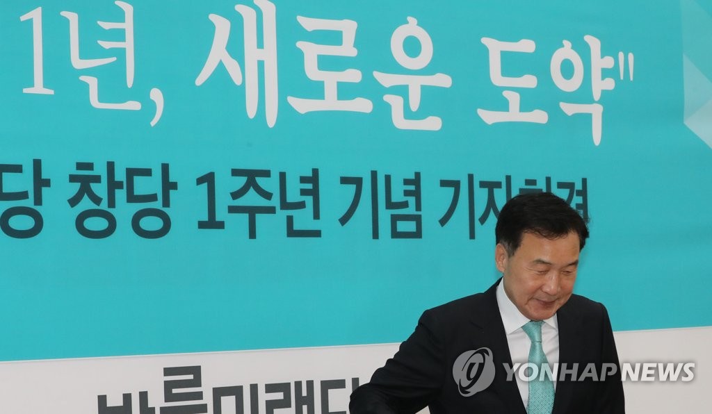 창당 1주년 기념 기자회견장 들어서는 손학규