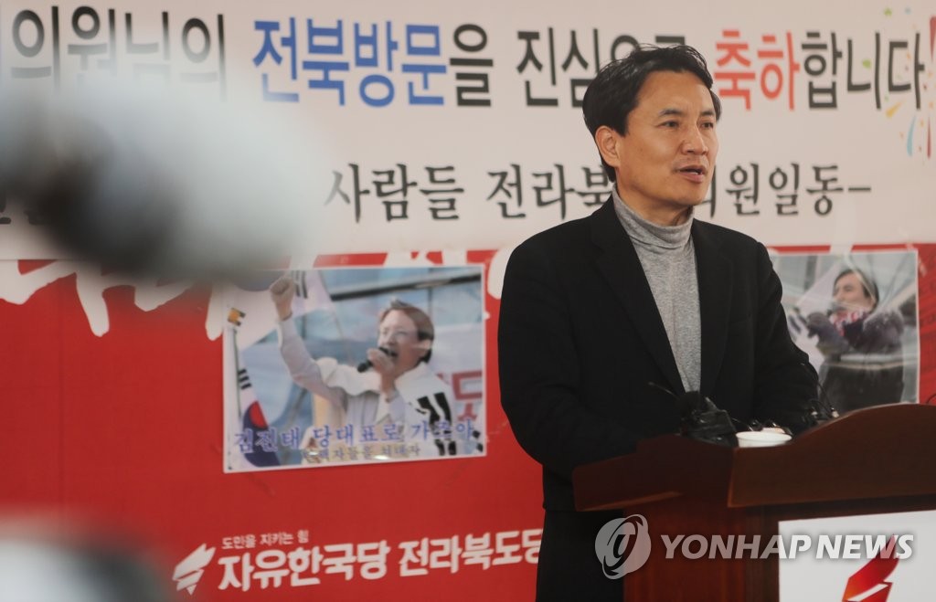 취재진 앞에 선 김진태 의원