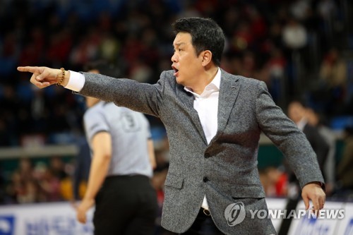 작전 지시하는 전자랜드 유도훈 감독